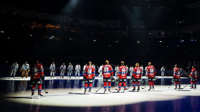 Eisbären Spieler stehen an der blauen Linie